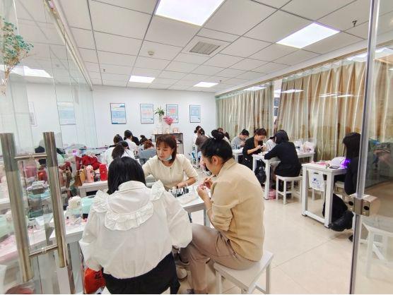 韩中美线 美妆培训班：成为最受欢迎的美容师